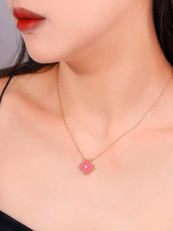 Ensemble collier et boucles d'oreilles en rhodonite et motif trèfle