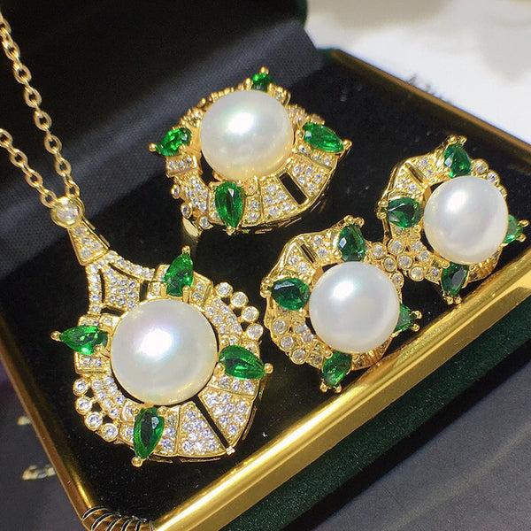 Ensemble ravissant de collier, boucles d'oreilles et bague