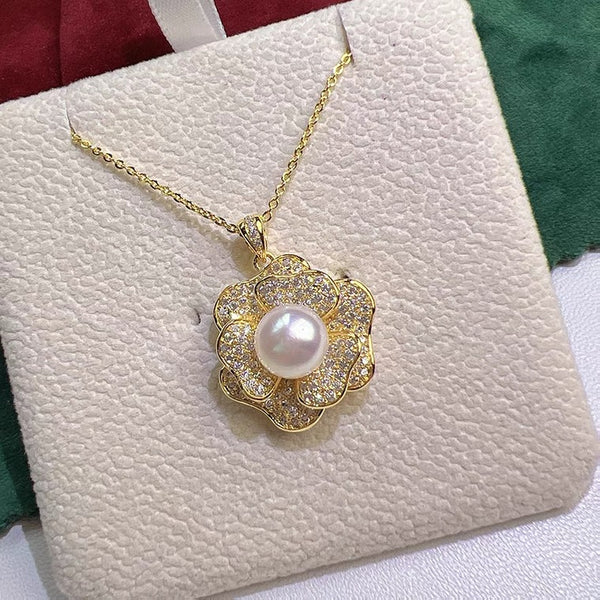 Ensemble ravissant de collier, boucles d'oreilles et bague est composé de magnifiques perles d'eau douce associées à une délicate touche de rose.