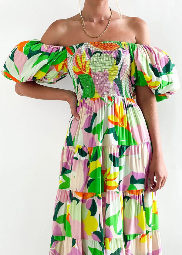 Robe longue à imprimé tropical et épaules dénudées