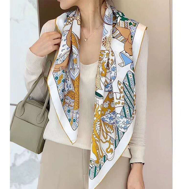 Foulard carré 100% soie à bord roulotté