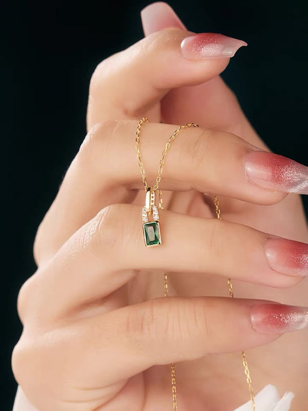 Collier en argent avec un délicat pendentif en zircon vert