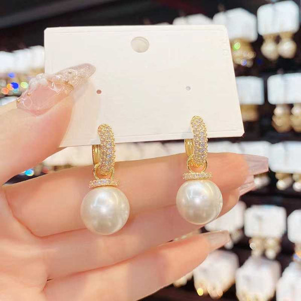 Boucle d'oreille en perles brillantes