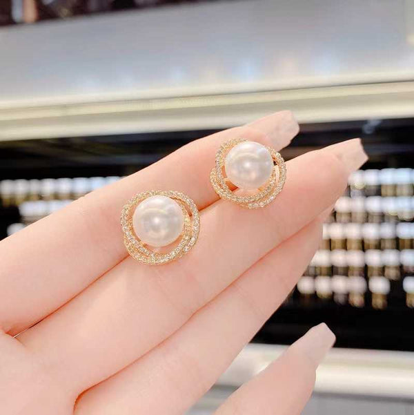 Boucle d'oreille pompon en perles roses