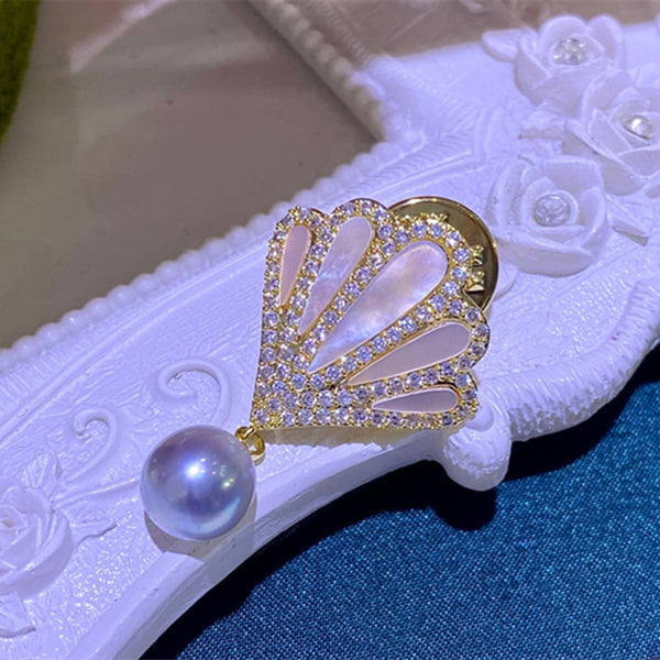Broche festonnée en nacre