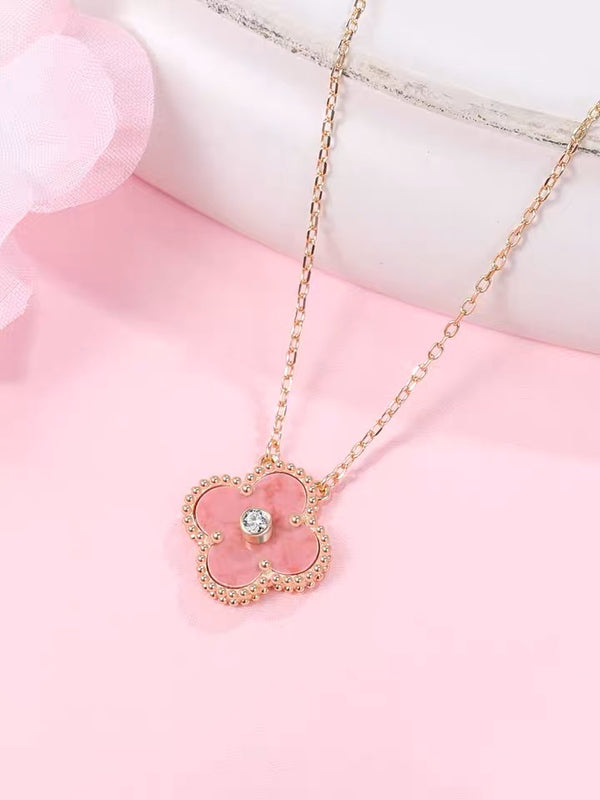 Ensemble collier et boucles d'oreilles en rhodonite et motif trèfle