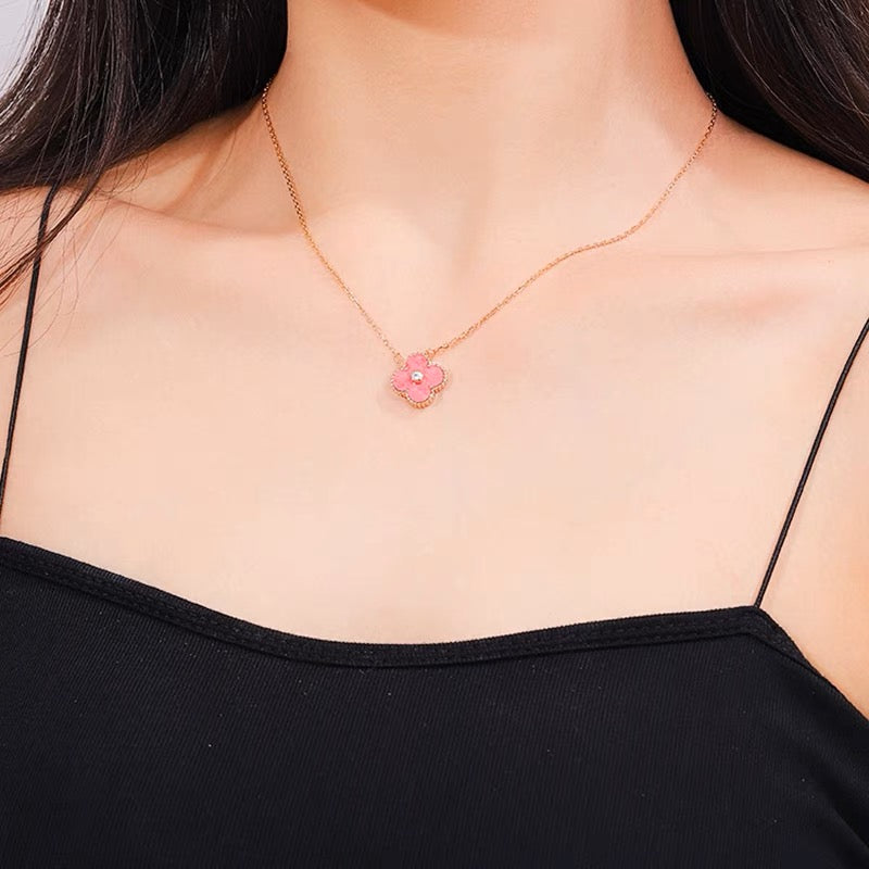 Ensemble collier et boucles d'oreilles en rhodonite et motif trèfle