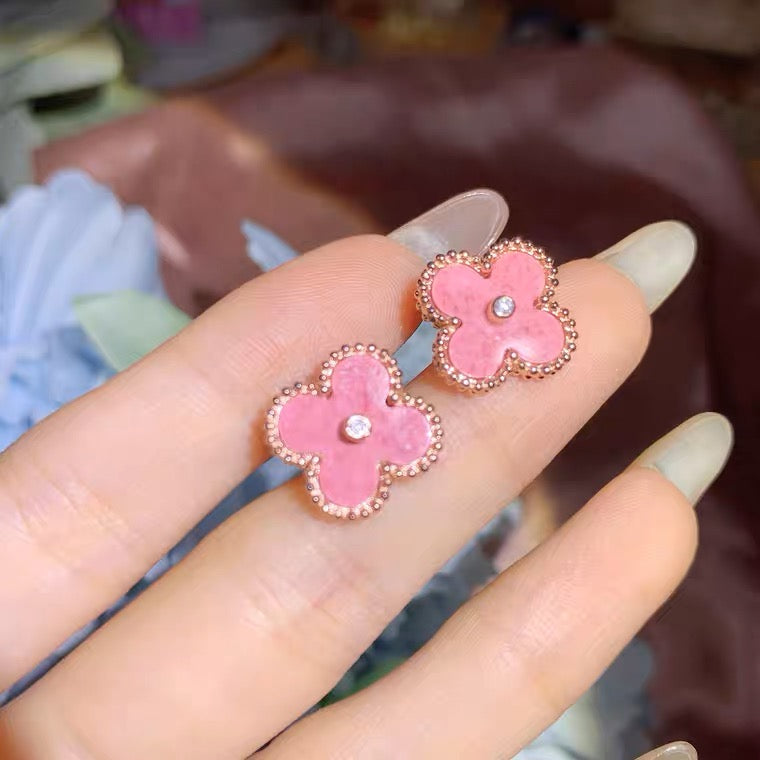 Ensemble collier et boucles d'oreilles en rhodonite et motif trèfle