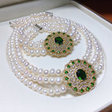 Collier à trois rangs de perles d'eau douce assorties et d'un bracelet assorti