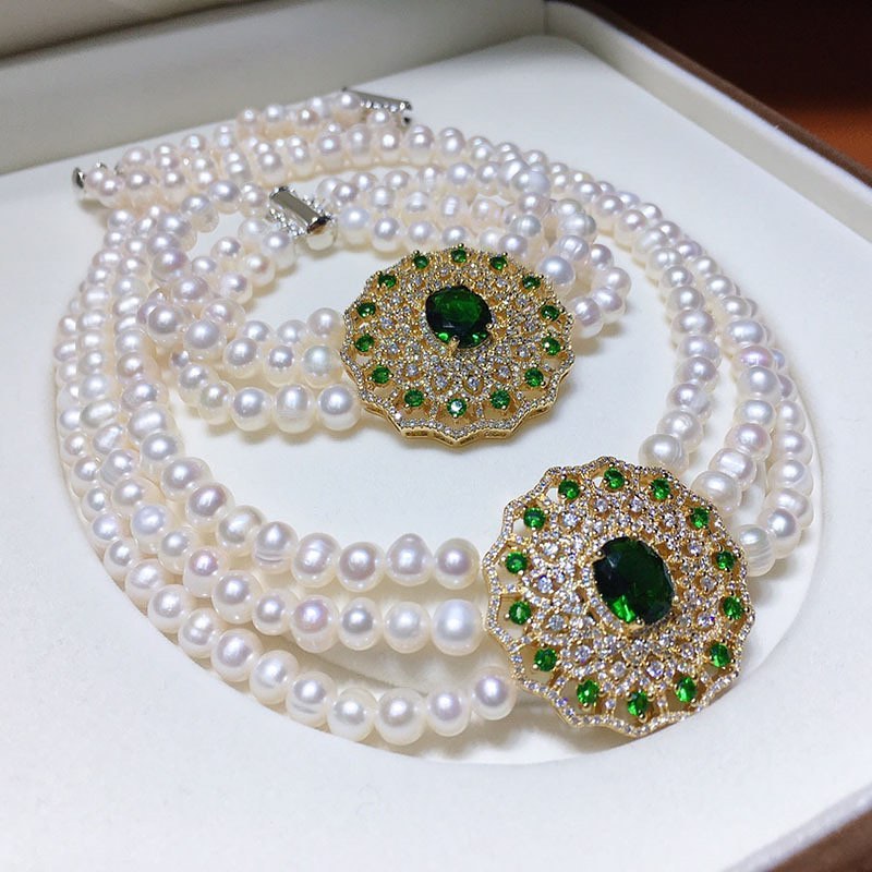 Collier à trois rangs de perles d'eau douce assorties et d'un bracelet assorti