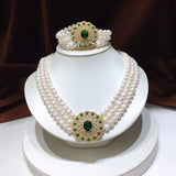 Collier à trois rangs de perles d'eau douce assorties et d'un bracelet assorti