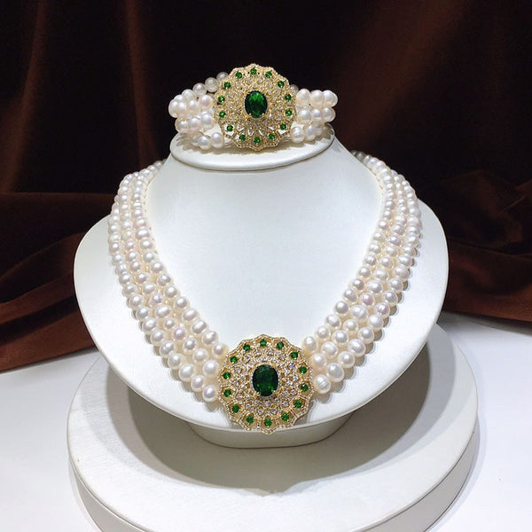 Collier à trois rangs de perles d'eau douce assorties et d'un bracelet assorti