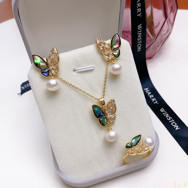Ensemble élégant de collier, boucles d'oreilles et bague est orné de magnifiques perles d'eau douce