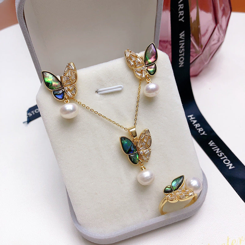 Ensemble élégant de collier, boucles d'oreilles et bague est orné de magnifiques perles d'eau douce