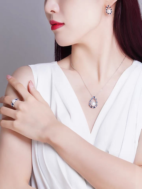 Ensemble splendide de collier, boucles d'oreilles et bague en perles d'eau douce
