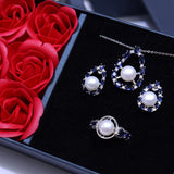 Ensemble splendide de collier, boucles d'oreilles et bague en perles d'eau douce
