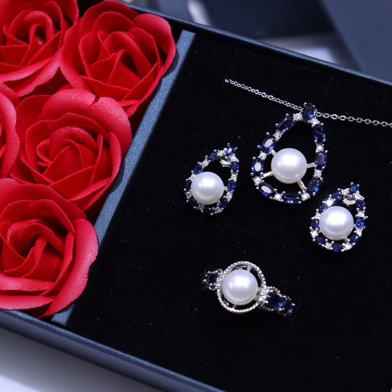 Ensemble splendide de collier, boucles d'oreilles et bague en perles d'eau douce
