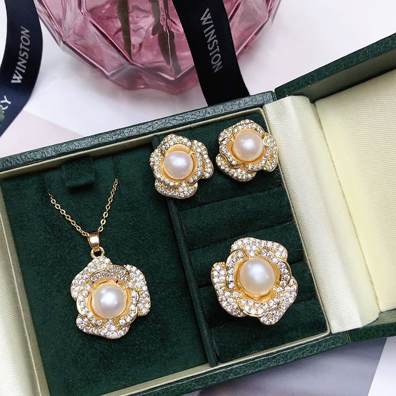 Ensemble ravissant de collier, boucles d'oreilles et bague est composé de magnifiques perles d'eau douce associées à une délicate touche de rose.
