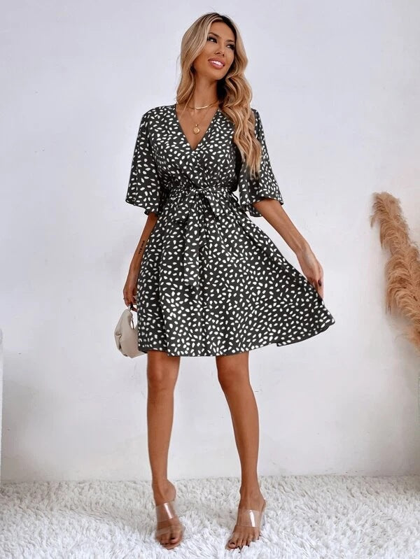 Robe V-Neck avec Ceinture à Volants