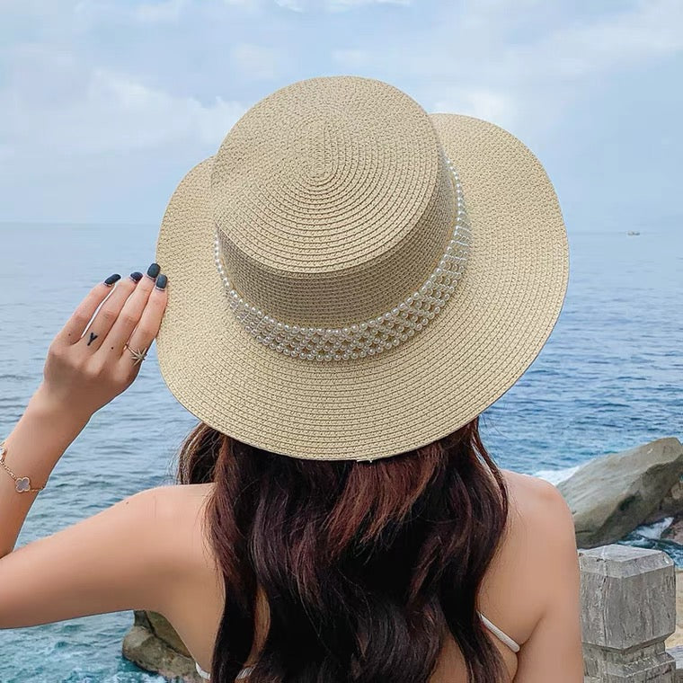 Chapeau style borsalino en fibre naturelle orné de perles - Élégance sophistiquée.