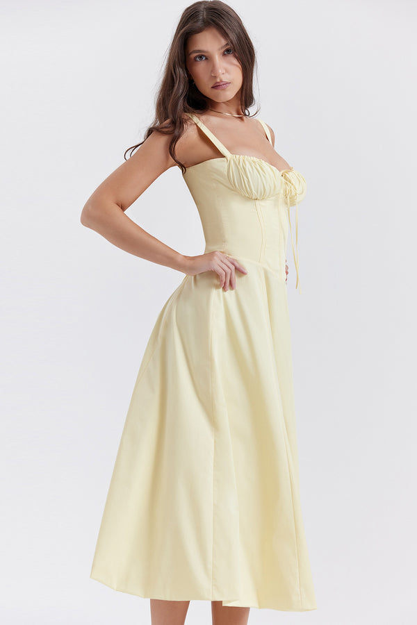 Robe à bretelles avec nœud à l'avant et fente à la cuisse