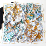 Foulard carré 100% soie à bord roulotté