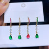 4 paires de boucles d'oreilles pendantes en zircons verts et roses en forme de gouttes.