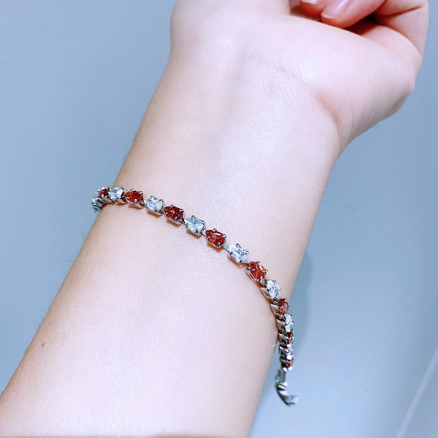 Ensemble de trois bracelets  en forme de goutte rouge et jaune