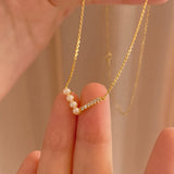 Collier en argent orné de perles et de strass,
