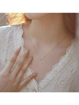 Collier en argent orné de perles et de strass,