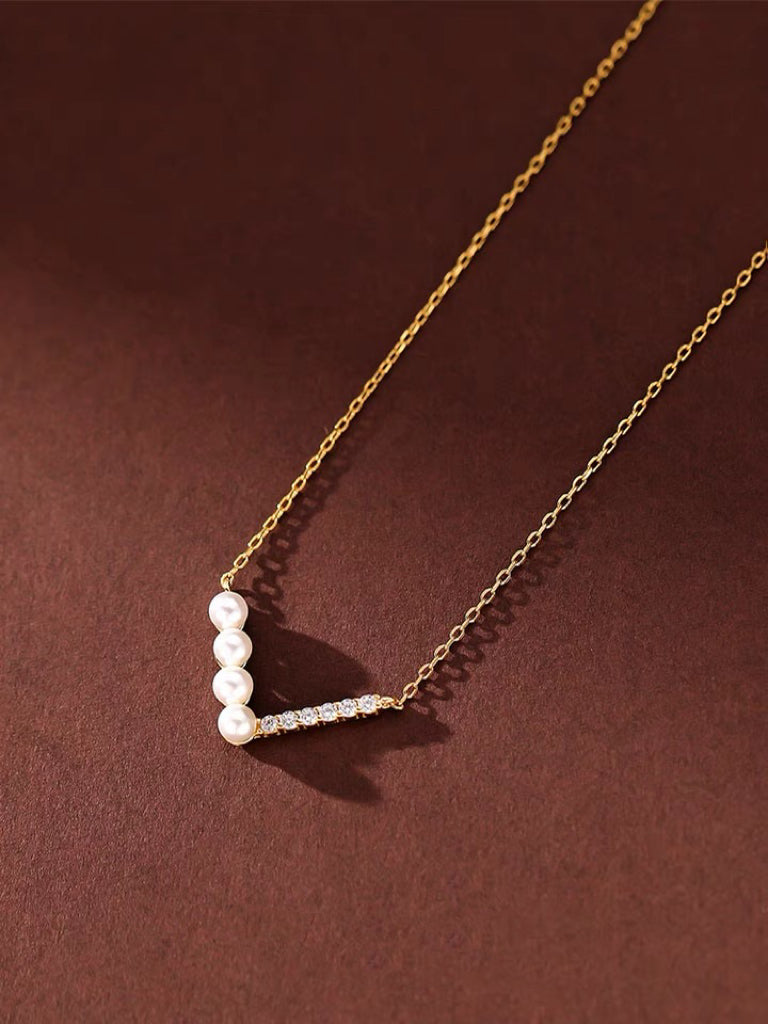 Collier en argent orné de perles et de strass,