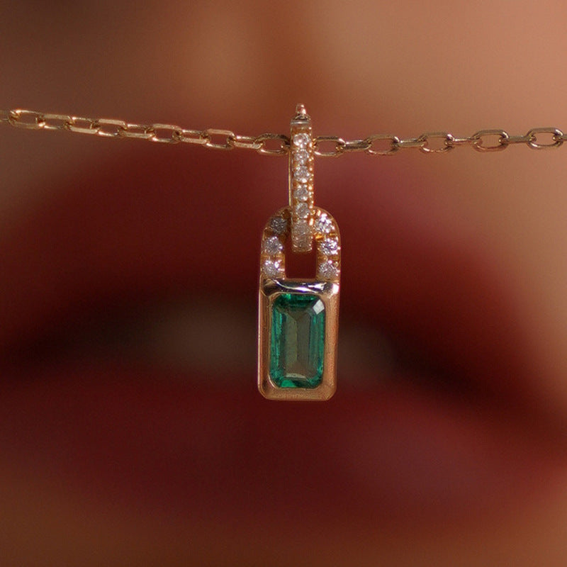 Collier en argent avec un délicat pendentif en zircon vert