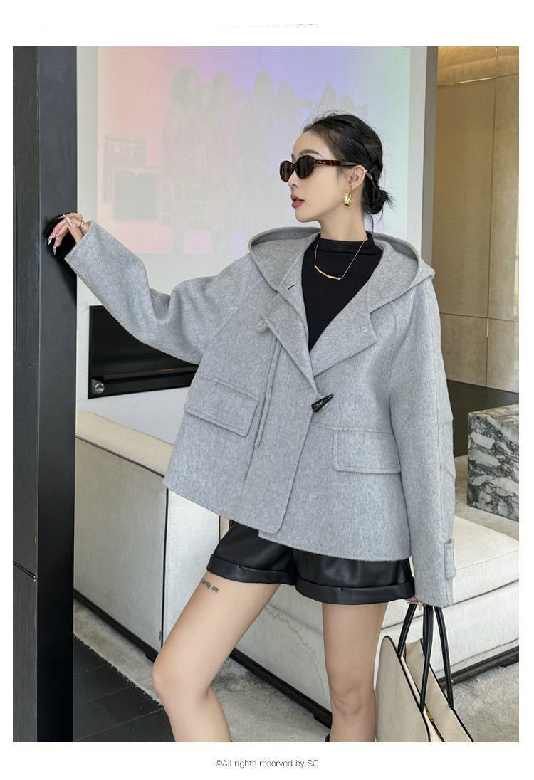 Manteau à Capuche avec Boutons en Corne et Glands Noués en Laine Double Face