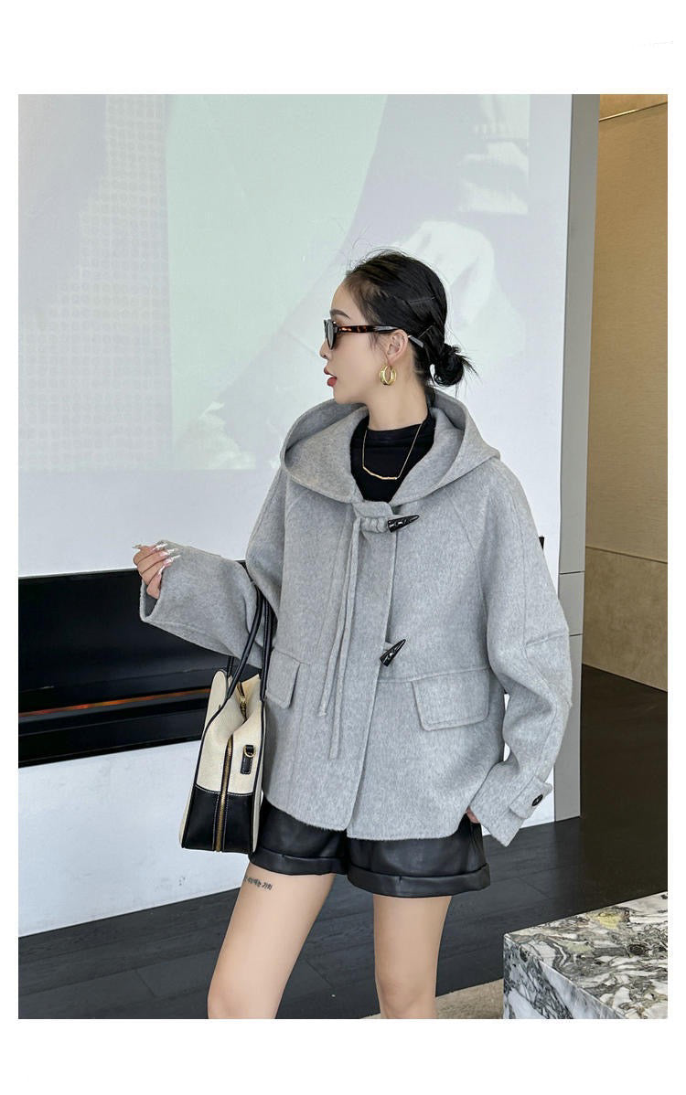 Manteau à Capuche avec Boutons en Corne et Glands Noués en Laine Double Face