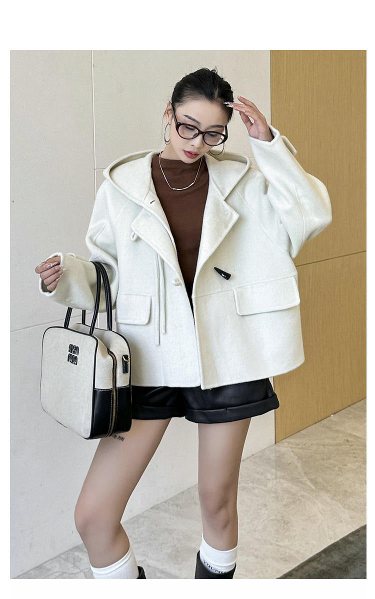 Manteau à Capuche avec Boutons en Corne et Glands Noués en Laine Double Face