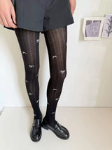 Lot de quatre collants clair ornés d’un délicat motif
