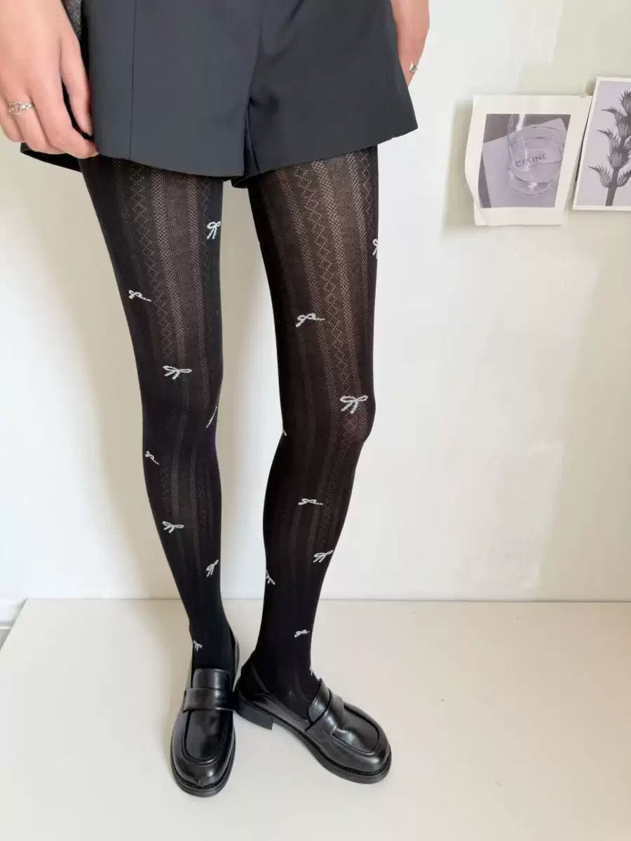 Lot de quatre collants clair ornés d’un délicat motif