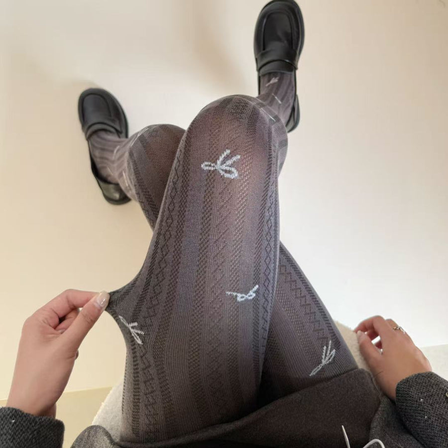 Lot de quatre collants clair ornés d’un délicat motif