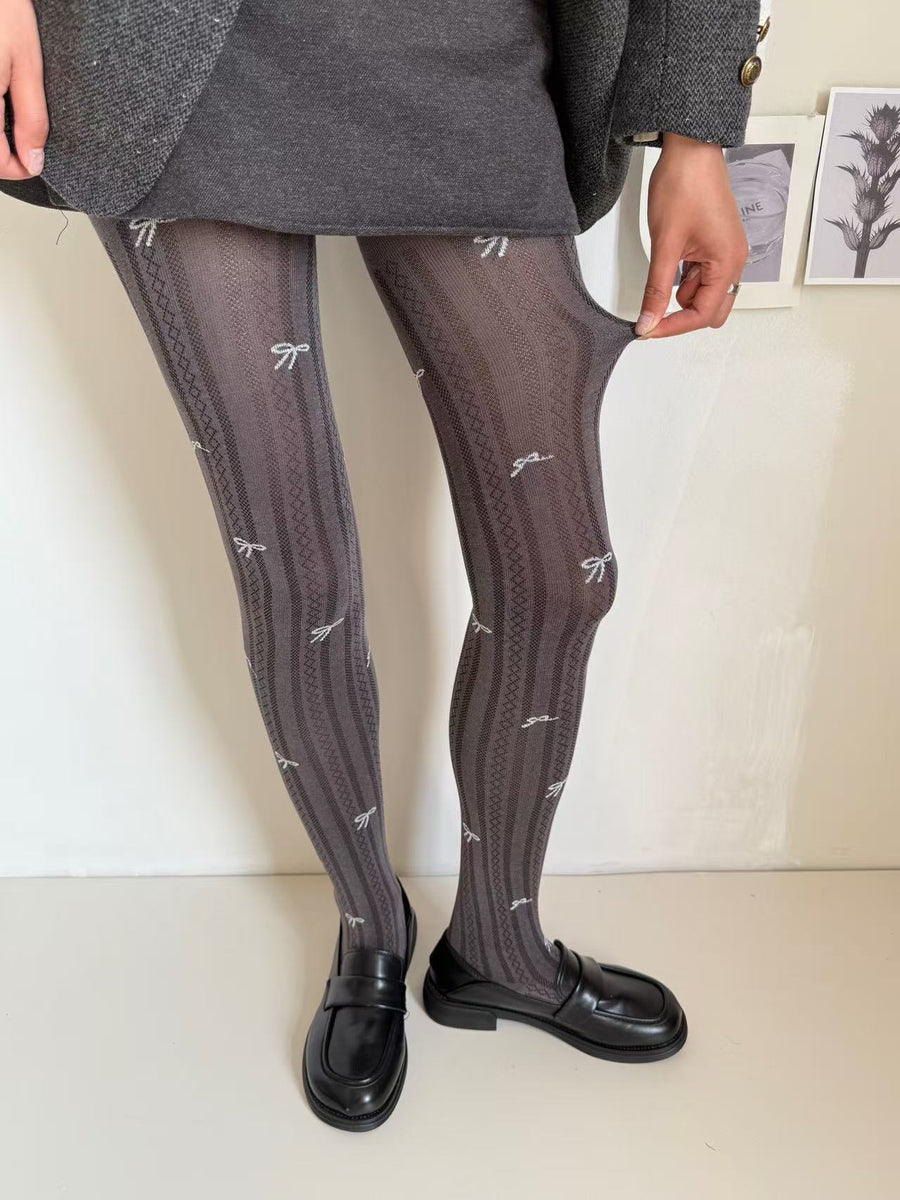 Lot de quatre collants clair ornés d’un délicat motif