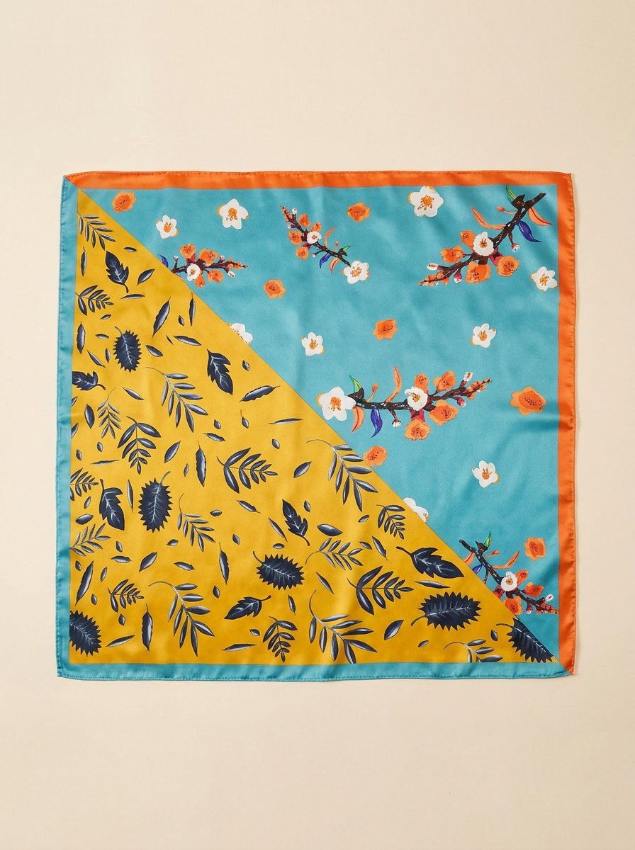 Foulard carré en soie motif feuillage et fleurs
