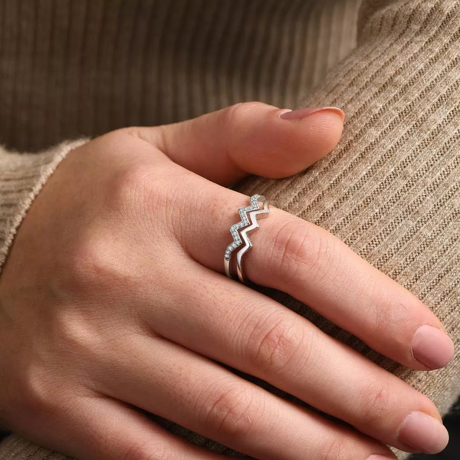 Bague en argent représente les hauts et les bas de la vie.