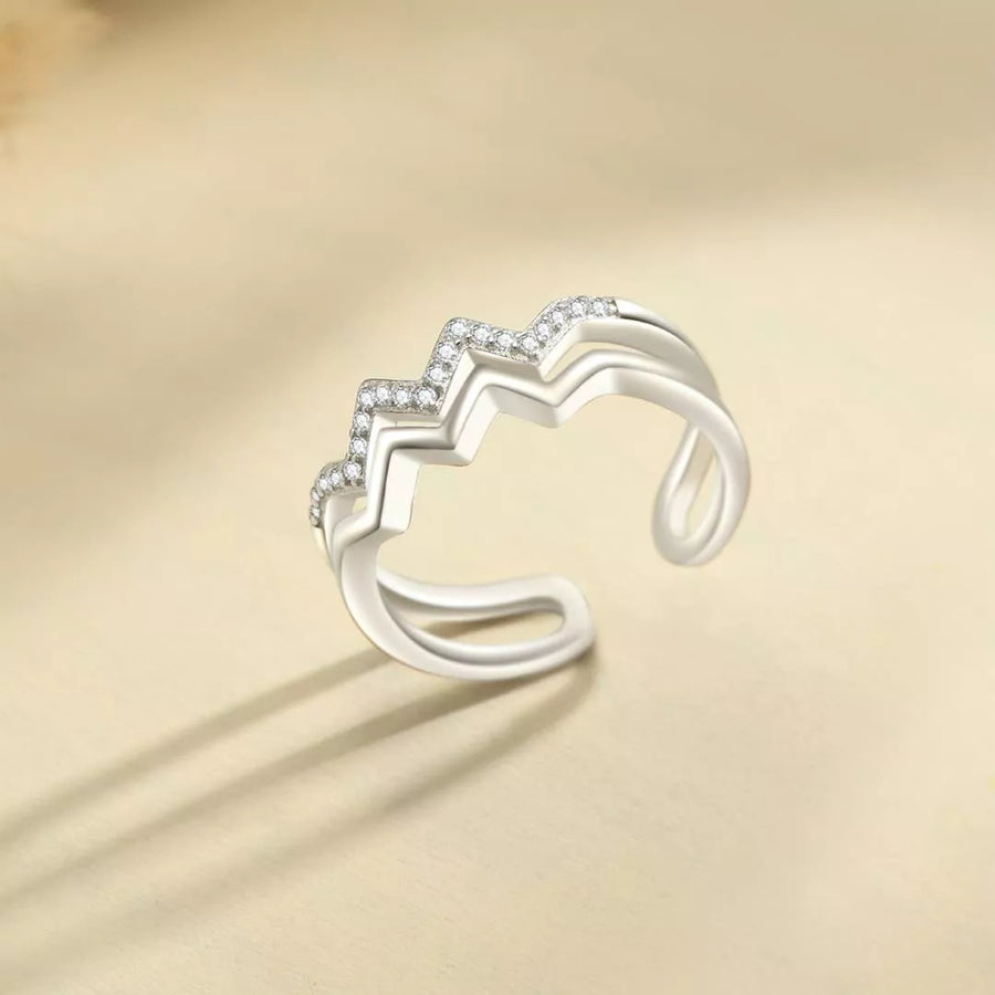 Bague en argent représente les hauts et les bas de la vie.