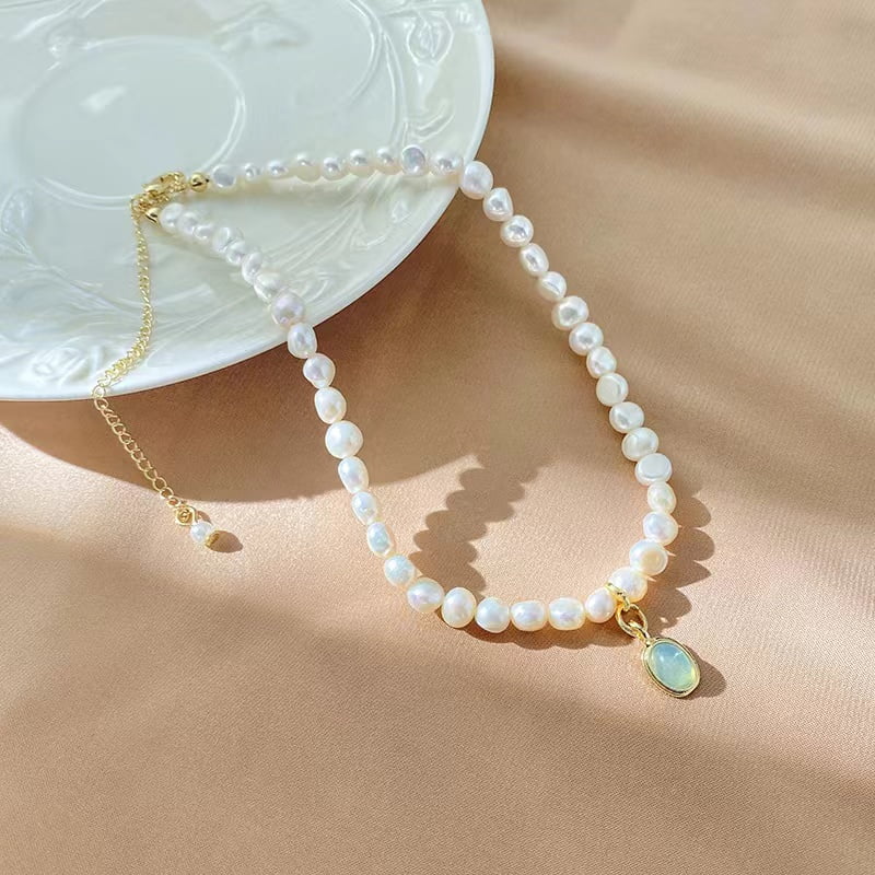 Collier pendentif ovale en perles d'eau douce