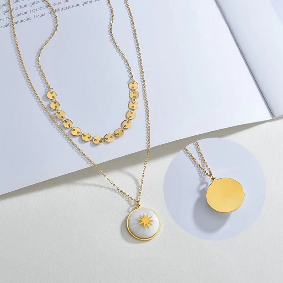 Collier en acier inoxydable duo sertis  de pierres de nacres  blanches.
