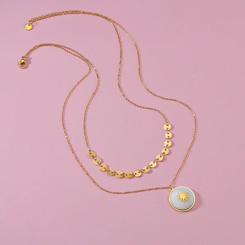 Collier en acier inoxydable duo sertis  de pierres de nacres  blanches.
