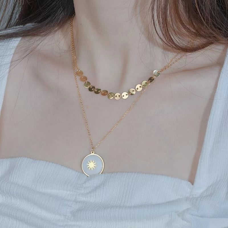 Collier en acier inoxydable duo sertis  de pierres de nacres  blanches.