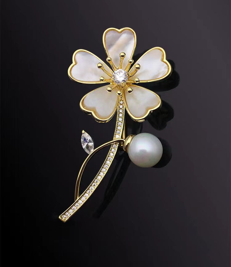 Broche fleur en nacre