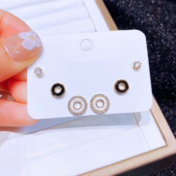 Lot de 6 clous d'oreilles en forme de beignet en nacre et zircon