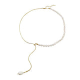 Collier ovale réglable en perles d'eau douce.