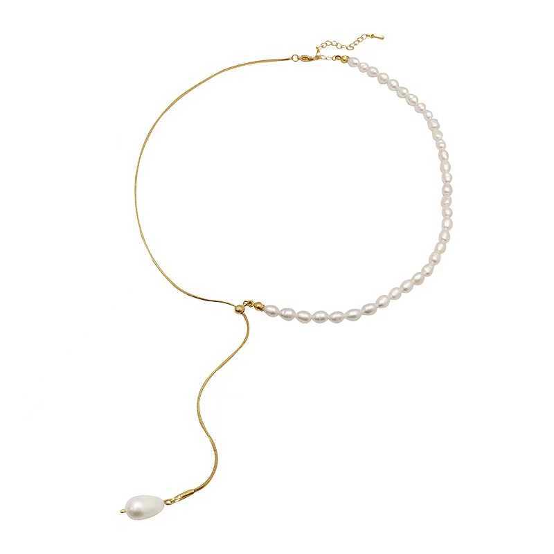 Collier ovale réglable en perles d'eau douce.